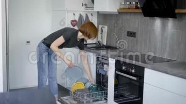 女人在洗碗机里装<strong>脏盘子</strong>